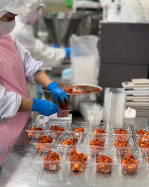 工場内の作業風景写真