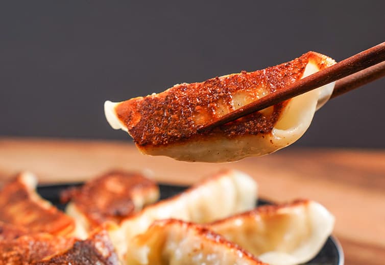 刻んだキムチを餡に入れキムチ餃子に